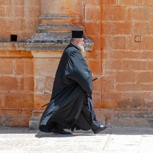 Crète moine du monastère Aghia Triados sur la péninsule de l'Akrotiri